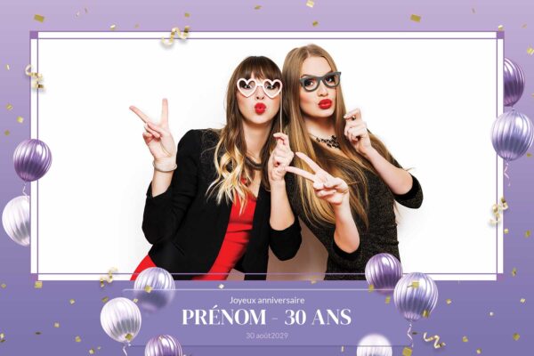 Modèle de photobooth aux teintes violettes avec des ballons et de rubans dorés