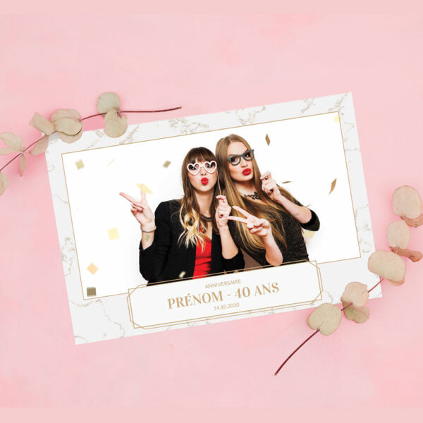 Modèle de photobooth marbre blanc orné de fines bordures dorées