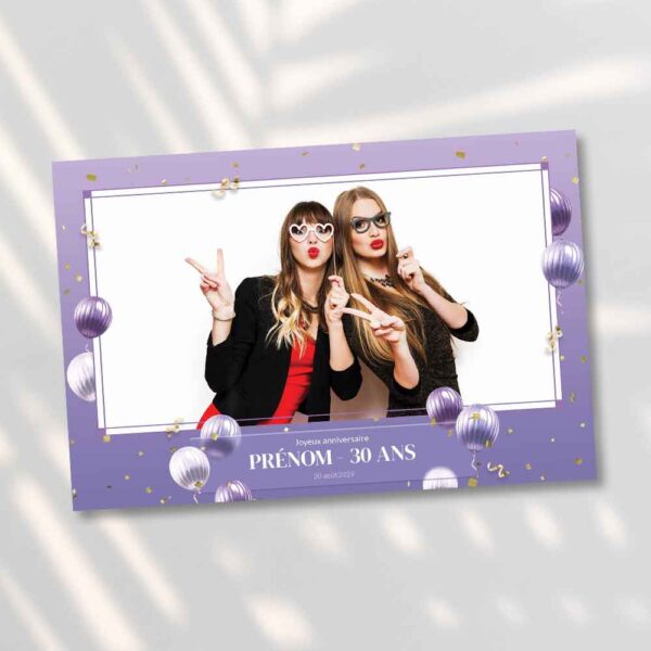 Modèle de photobooth aux teintes violettes avec des ballons et de rubans dorés